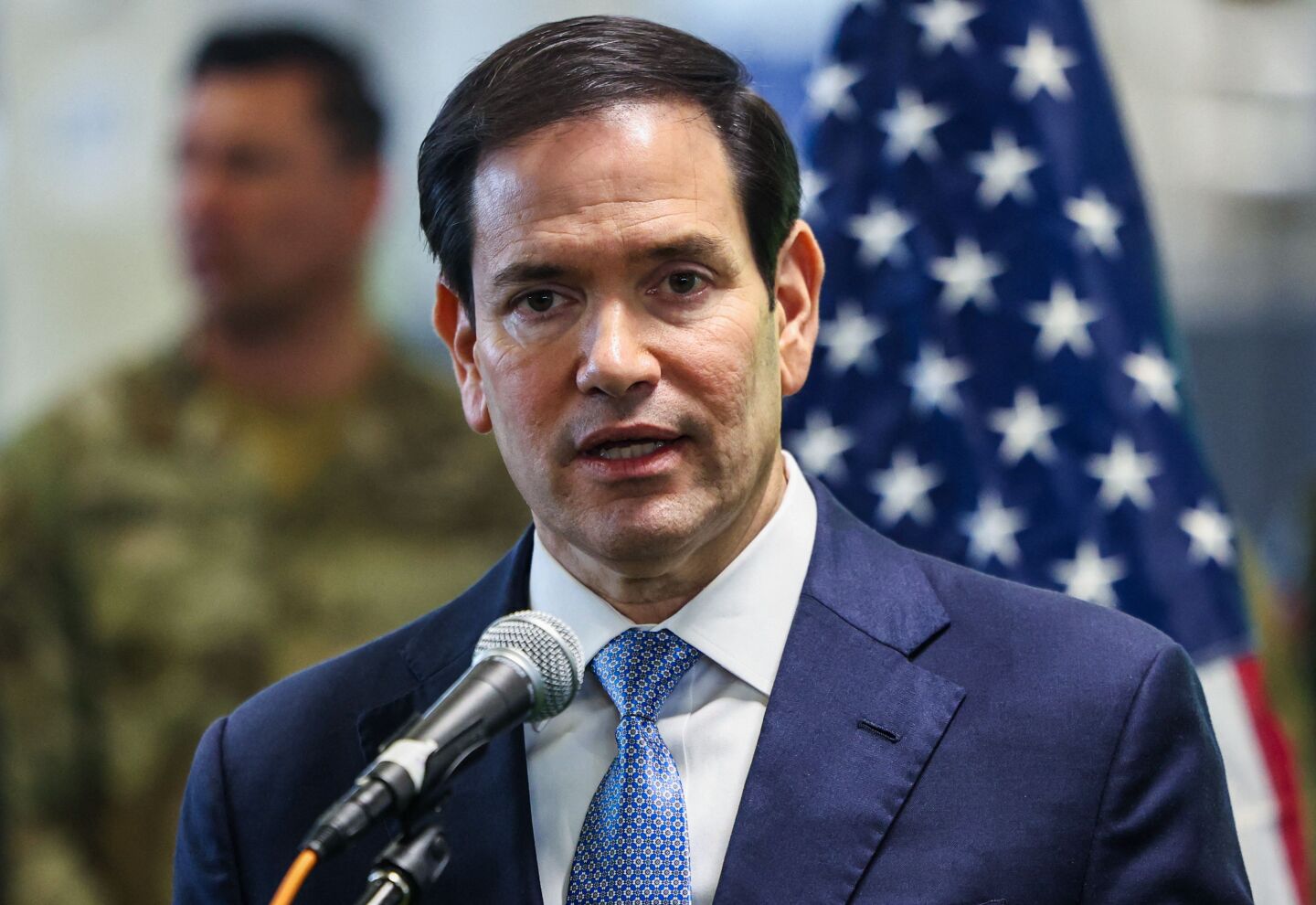 El secretario de Estado de Estados Unidos, Marco Rubio, habla con los medios de comunicación después de visitar el Centro de Coordinación Civil-Militar en el sur de Israel.