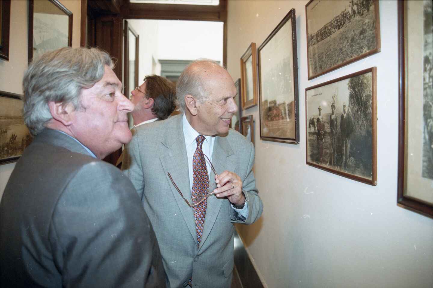Luis Alberto Lacalle y Jorge Batlle en la sede del Partido Nacional, cuando visitó al Directorio tras vencer en el balotaje de 1999 a Tabaré Vázquez.