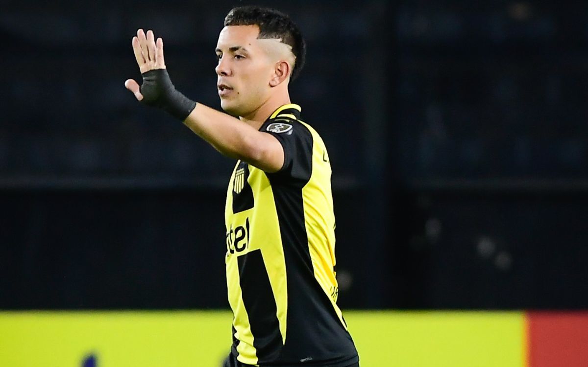 Leonardo Fernández en el partido entre Peñarol y Olimpia por Copa Libertadores en el Campeón del Siglo.