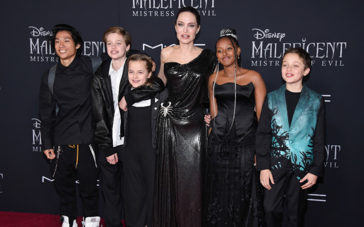 Angelina Jolie junto a sus hijos.
