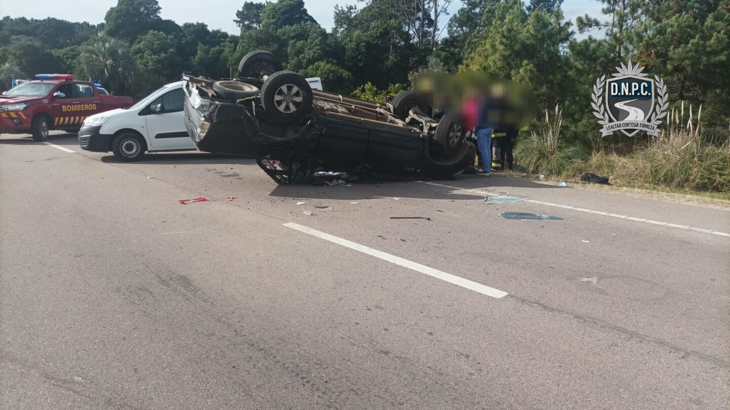 Camioneta volcada en la ruta 9 luego de un siniestro de tránsito este domingo 22 de junio de 2025.
