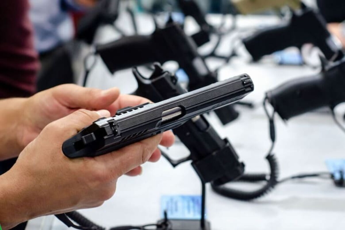 Una persona sostiene una pistola Glock.