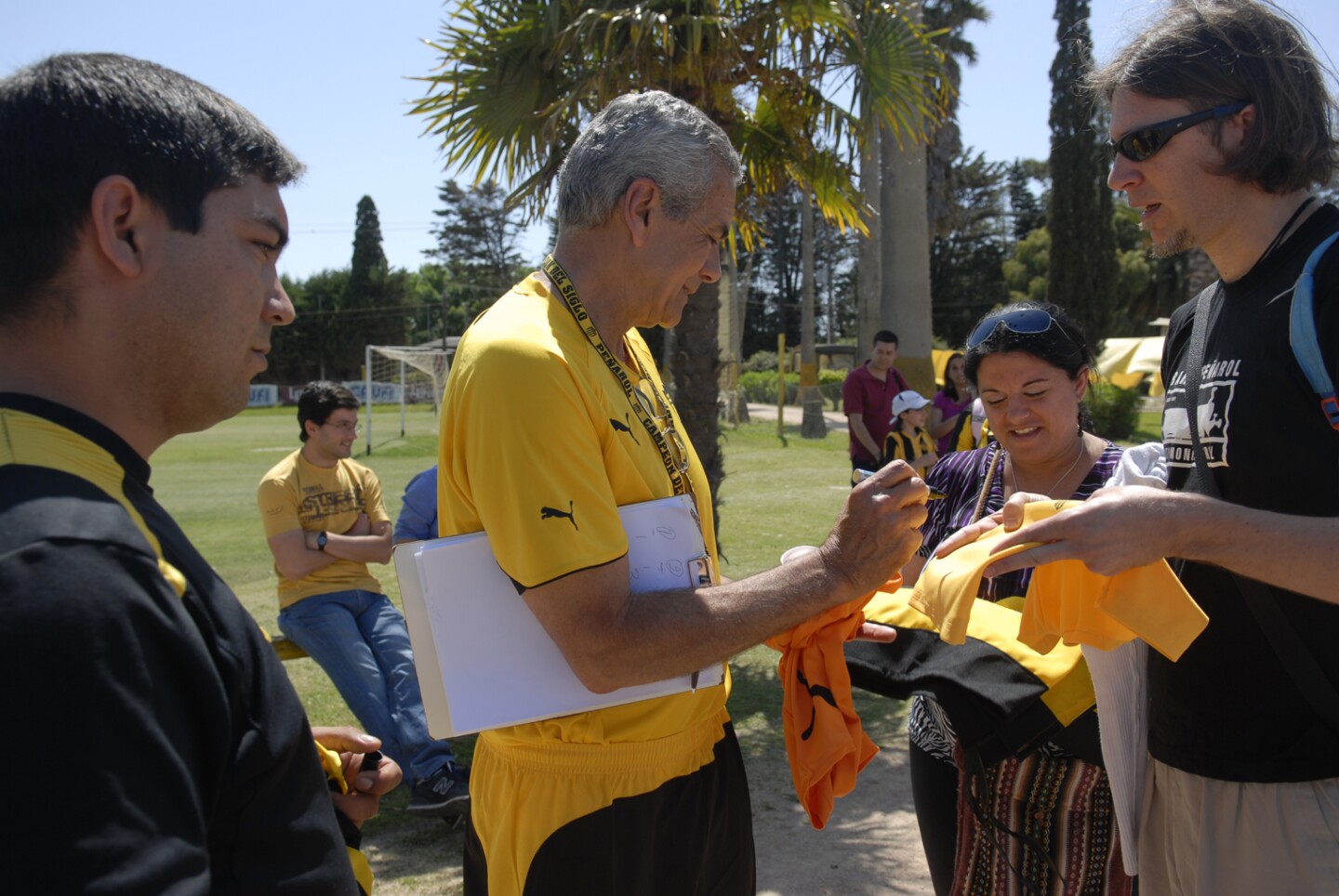 Gregorio Pérez atiende a los hinchas mirasoles en Los Aromos.