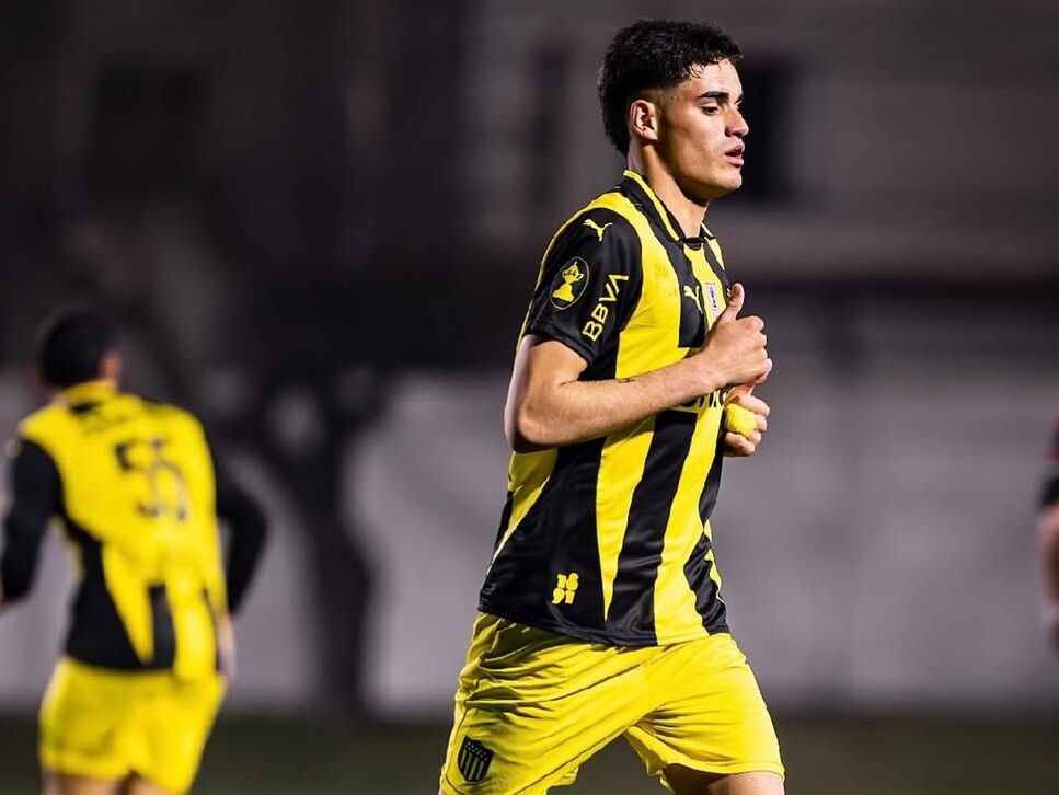 Brandon Álvarez en un partido disputado con Peñarol.