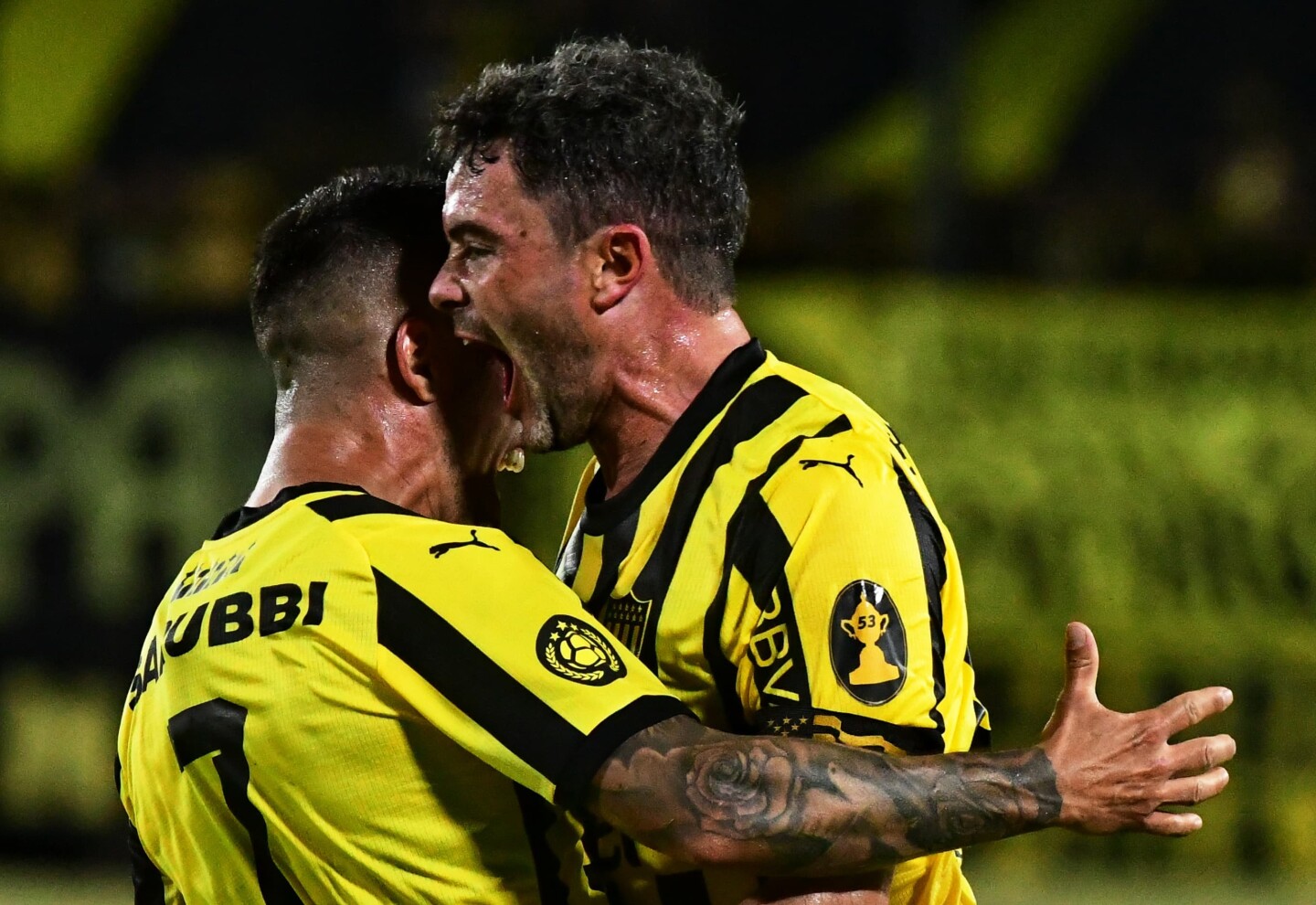 Lucas Hernández y Javier Cabrera celebran el gol del Cangrejo frente a Deportivo Maldonado en el Campeón del Siglo.