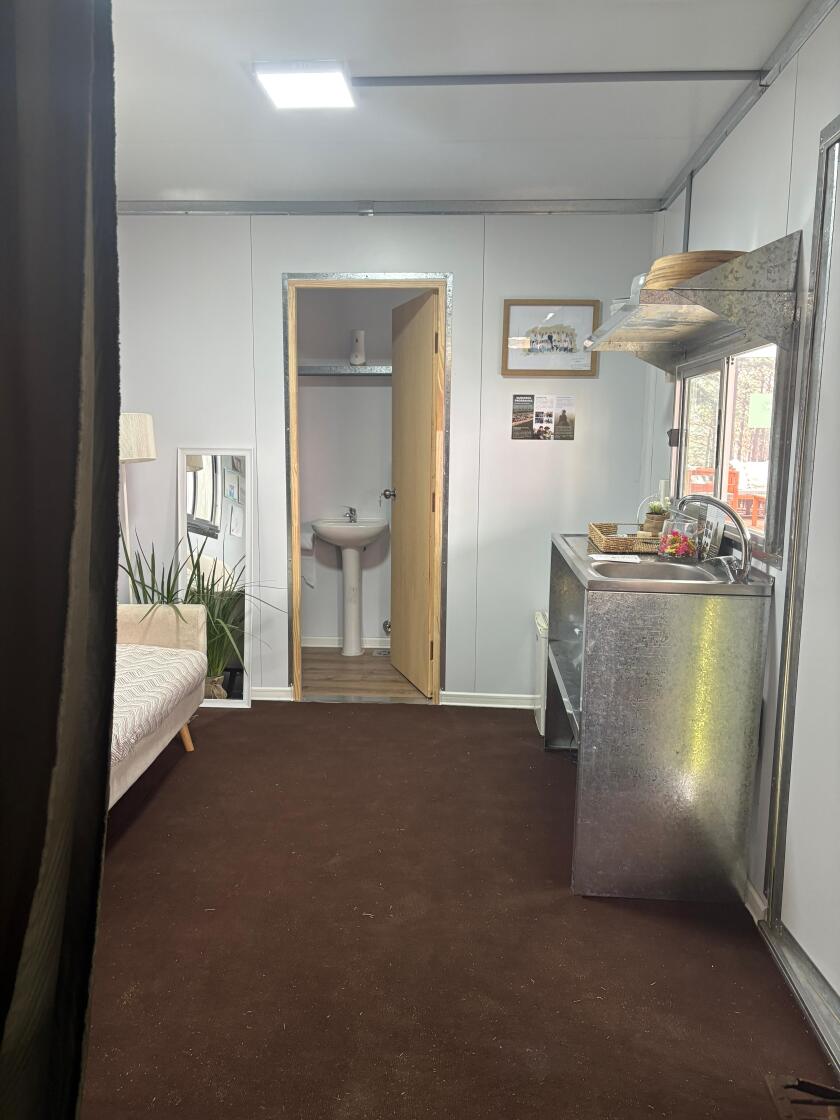 La vivienda digna presentada por Cirineos en la Expo Prado 2025 muestra el “después”: un espacio seco, seguro y confortable, pensado como solución de transición en el marco del proyecto Rancho Cero.
