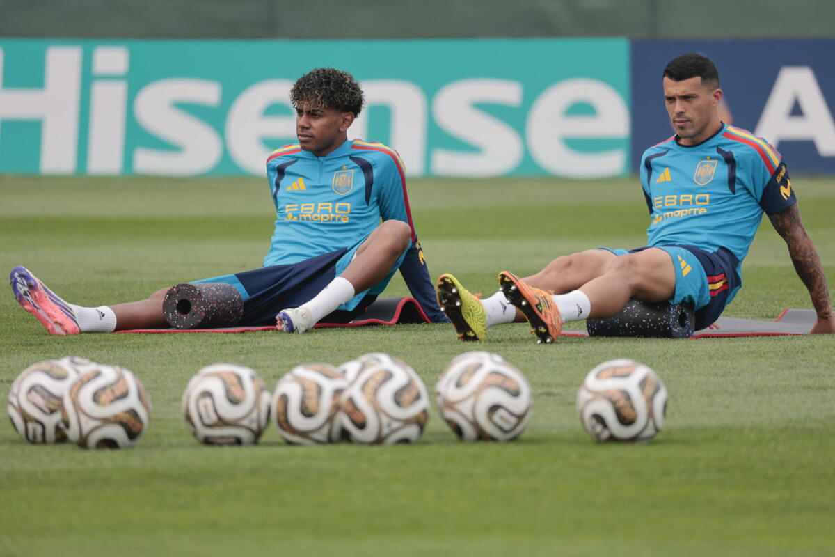 Lamine Yamal y Pedro Porro en el entrenamiento de la selección de España.