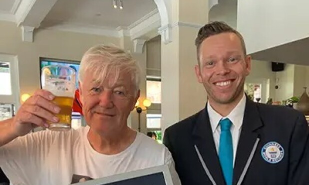 David Clarkson, ganador del Récord Guinness a más bares visitados en un día.