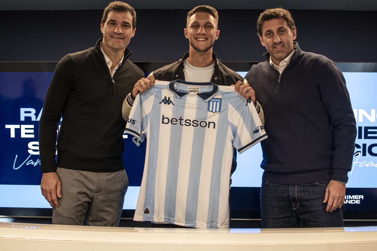 Sebastián Saja, mánager de Racing, Franco Pardo y Diego Milito, presidente del club argentino.