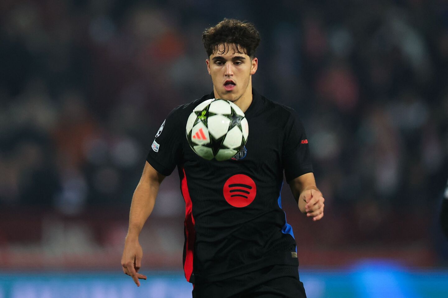 Pau Cubarsí en el partido entre Barcelona y Estrella Roja.