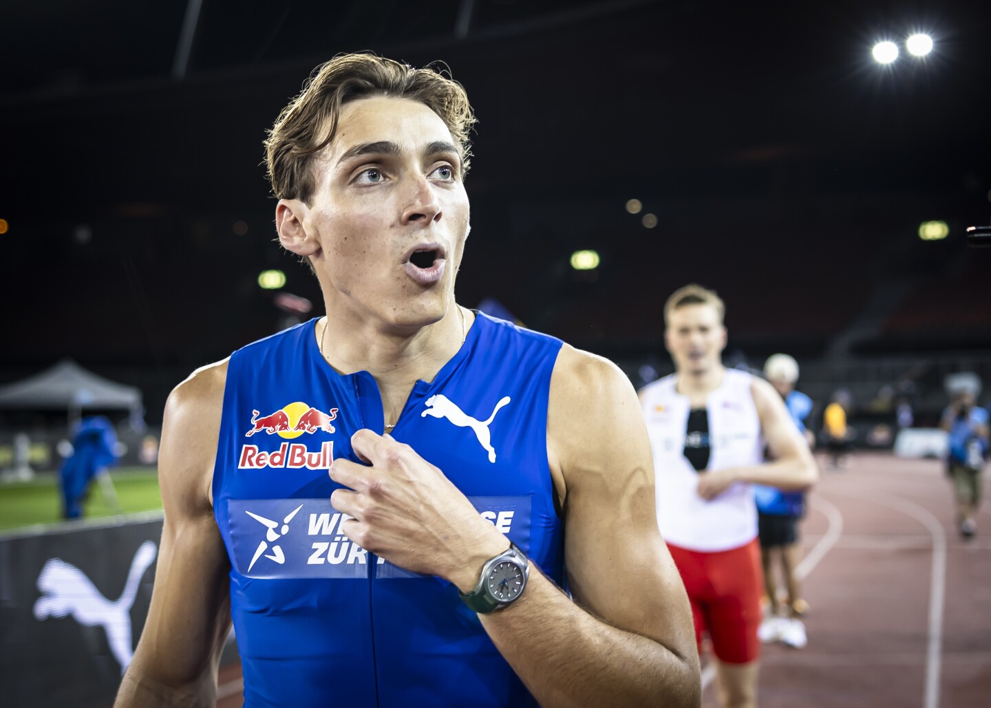 Mondo Duplantis luego de vencer a Karsten Warholm en 100 metros llanos.