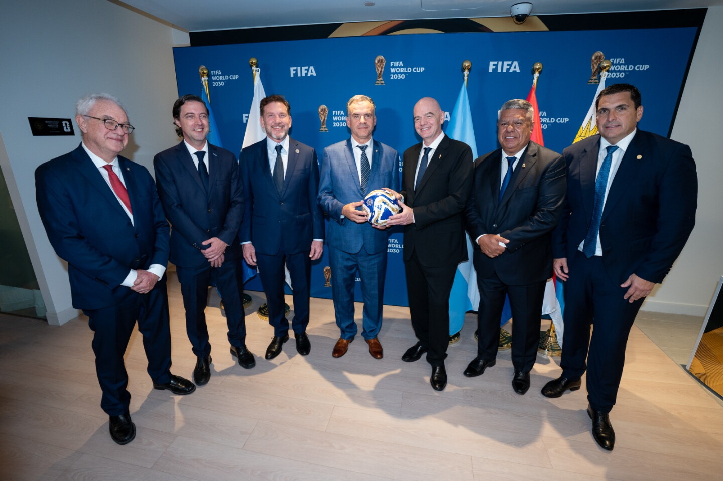 Mario Lubetkin, Ignacio Alonso, Alejandro Domínguez, Yamandú Orsi, Gianni Infantino, Claudio Tapia y Robert Harrison tras la reunión en las oficinas de FIFA.