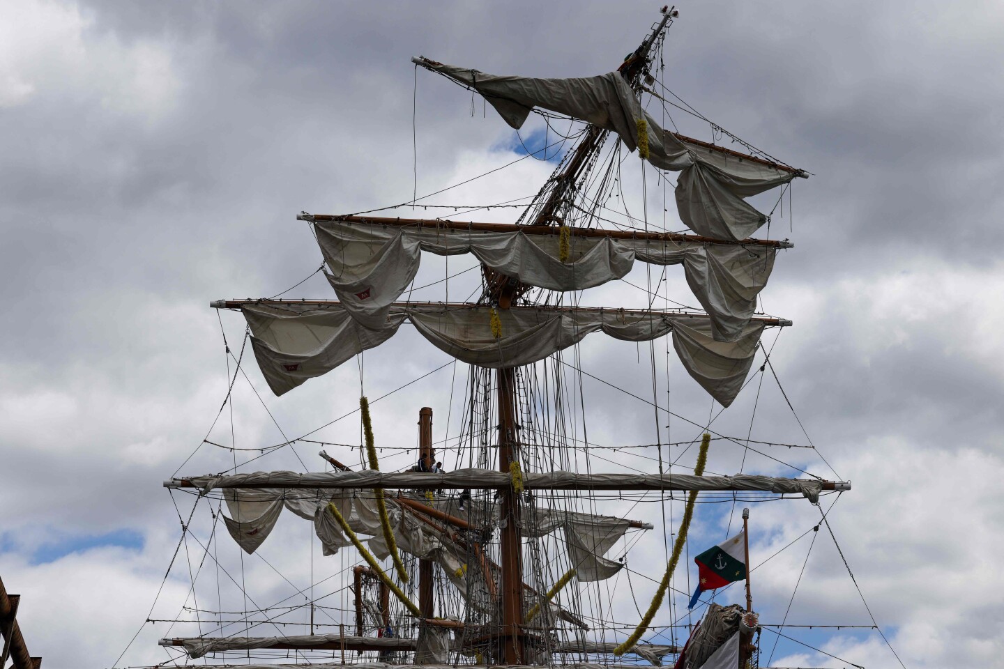 Los mástiles dañados del Cuauhtémoc, un barco de entrenamiento de la Marina Mexicana que se estrelló en el puente de Brooklyn.
