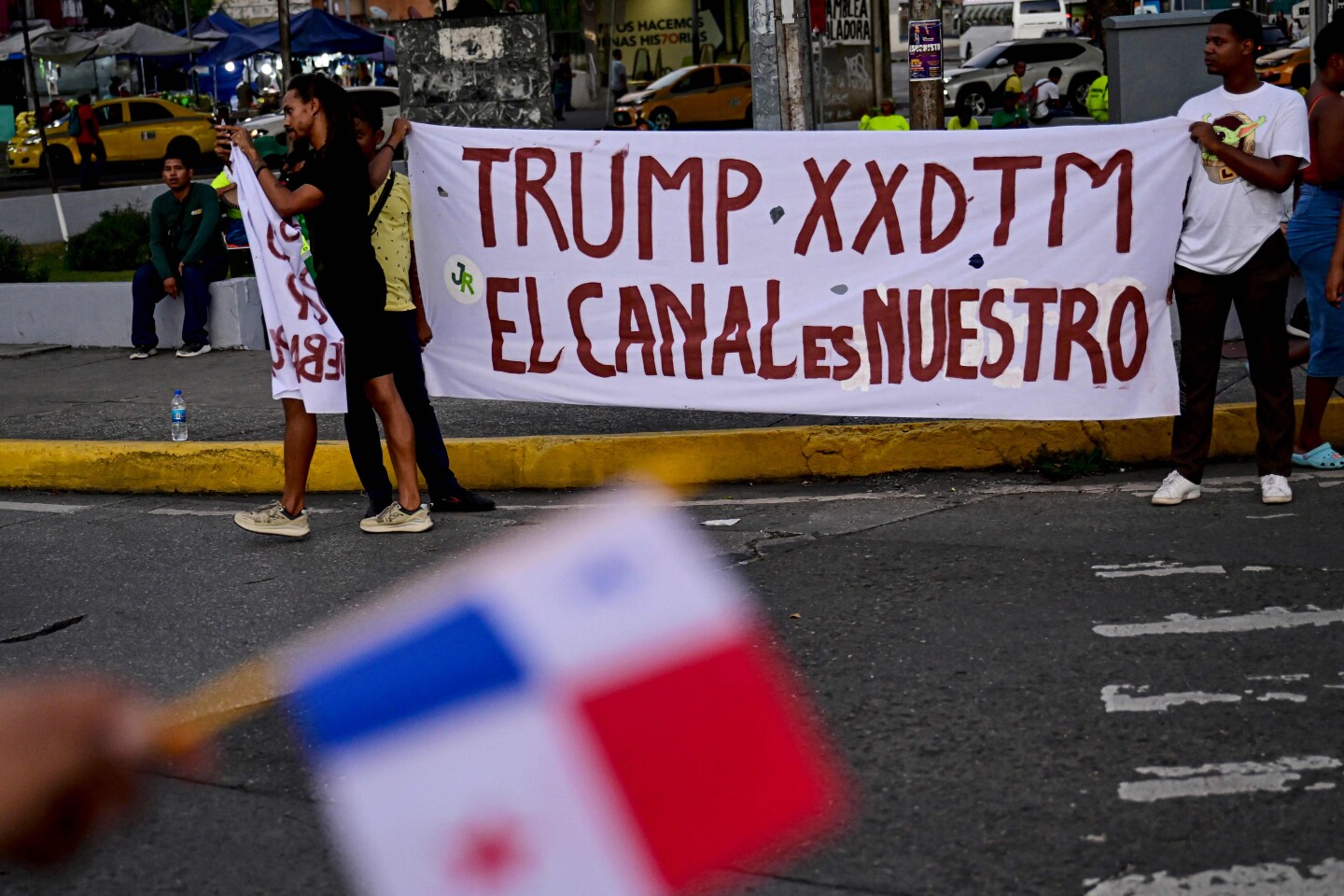 Protesta en Panamá: manifestantes sostienen un cartel que dice en español "Trump XXDTM, el canal es nuestro"