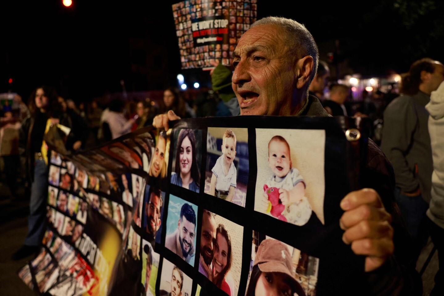 Familiares de rehenes retenidos en Gaza se reúnen cerca de la residencia del primer ministro israelí para pedir su liberación.