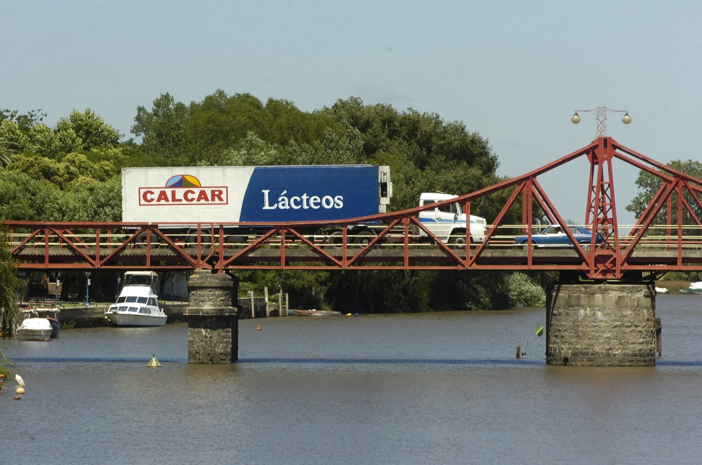 Distribuidora local apuesta por reflotar Calcar y ve futuro lácteo 7 Camión de Calcar en una imagen de archivo.