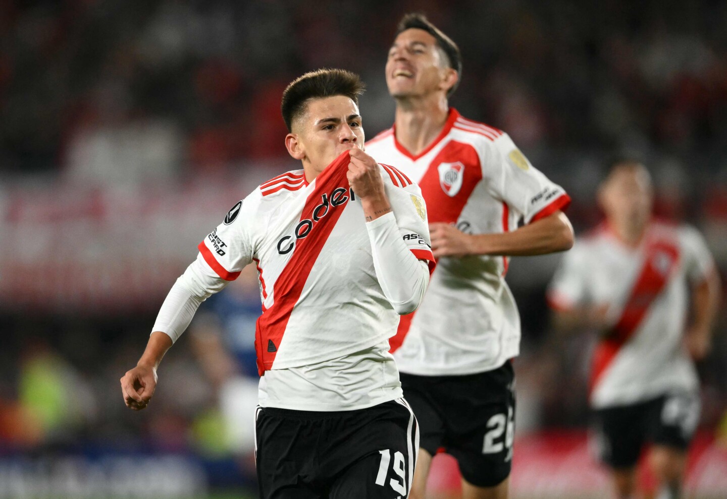 Claudio Echeverri celebra su gol en el partido entre River Plate y Nacional por Copa Libertadores.
