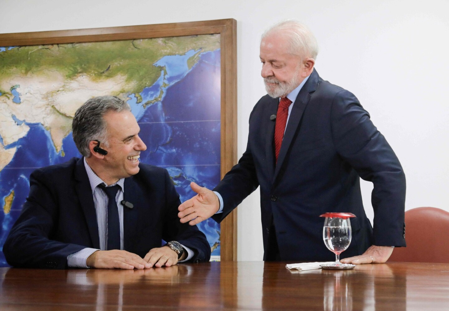 El presidente de Brasil, Luiz Inácio Lula da Silva, saluda a Yamandú Orsi.