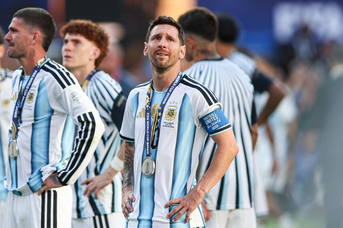 Lionel Messi al recibir la medalla por el segundo puesto en el Mundial 2026.