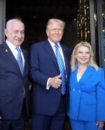 Florida. Benjamin Netanyahu y su esposa Sara son recibidos por el expresidente Donald Trump.