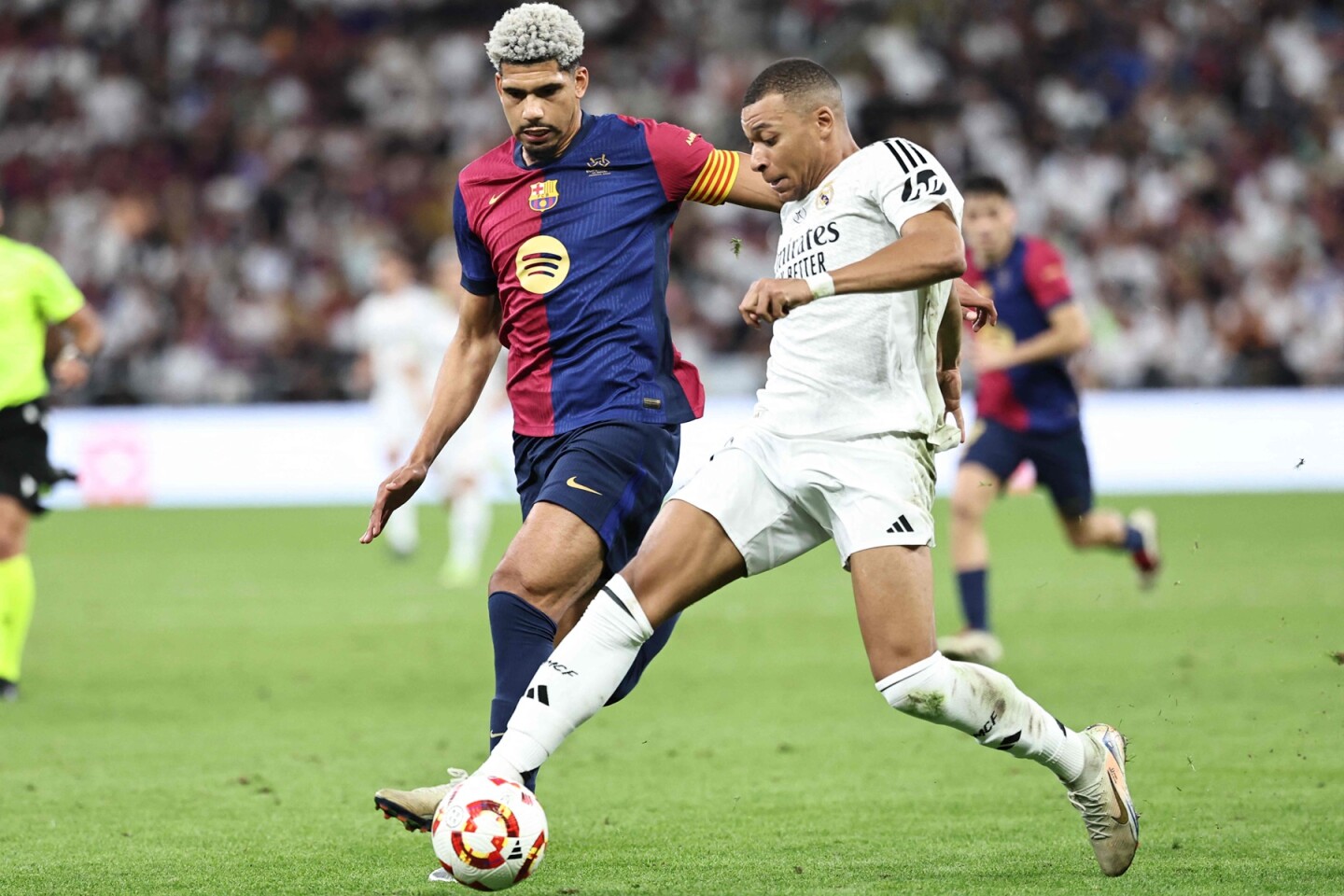 Ronald Araujo marca a Kylian Mbappé en un clásico entre Barcelona y Real Madrid.