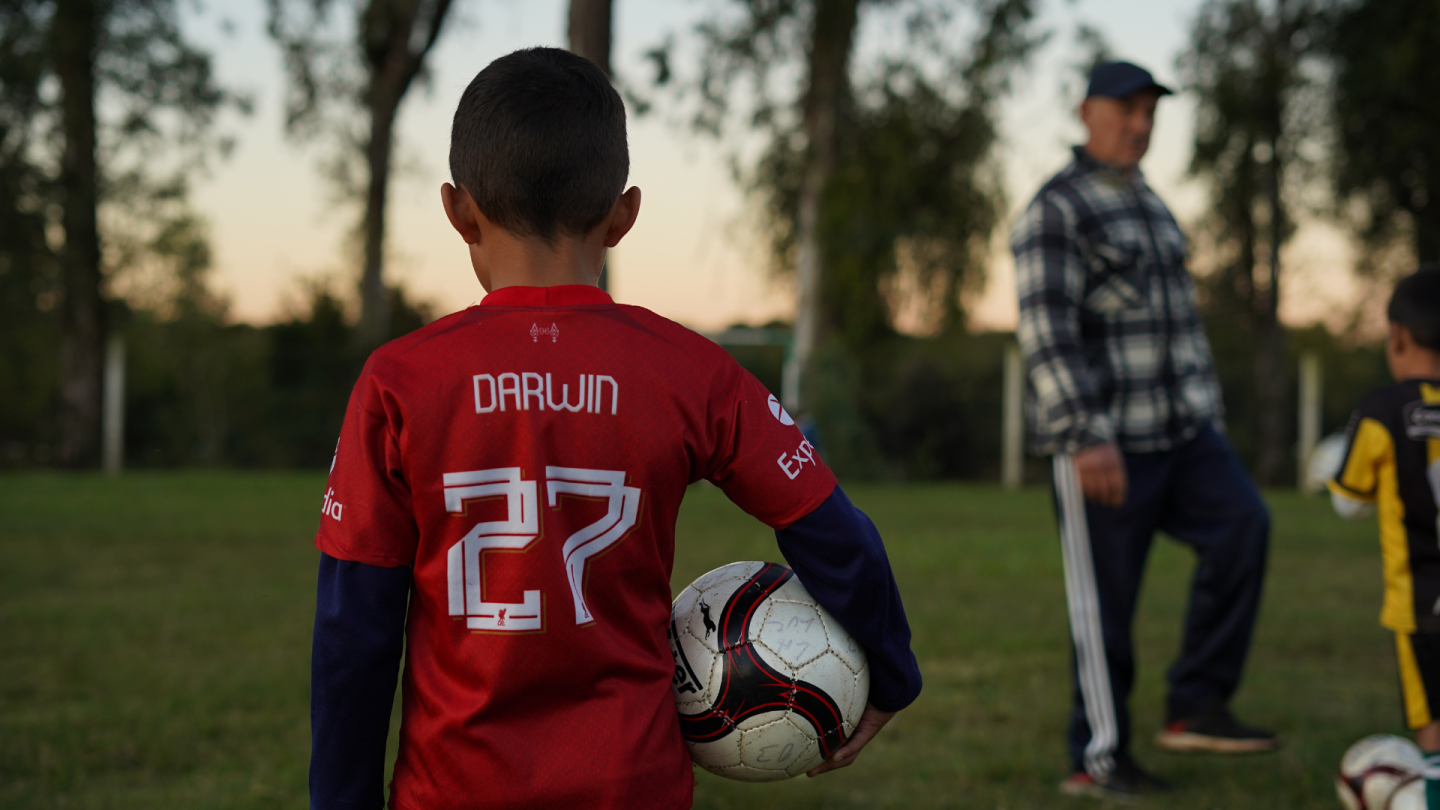 Las camisetas de Darwin Núñez abundan en las canchas de Artigas. 
