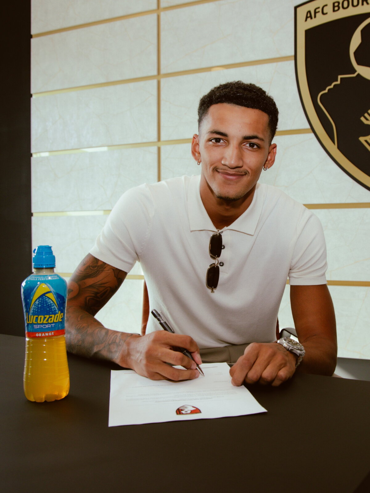 Álvaro Rodríguez presentado en el Bournemouth