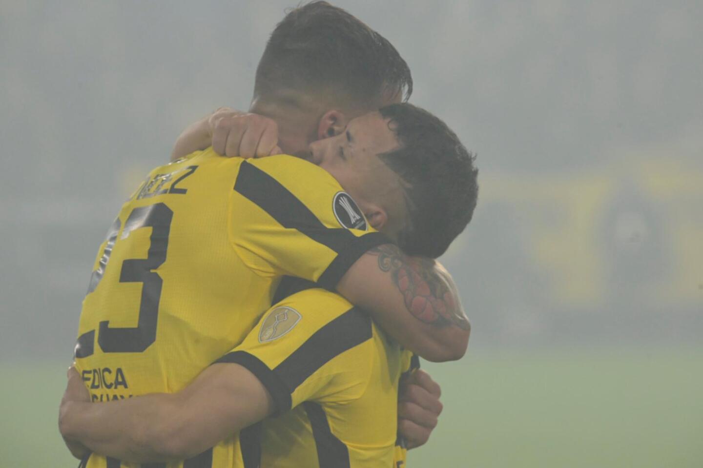 Javier Méndez y Leonardo Fernández celebran la clasificación de Peñarol en Copa Libertadores.