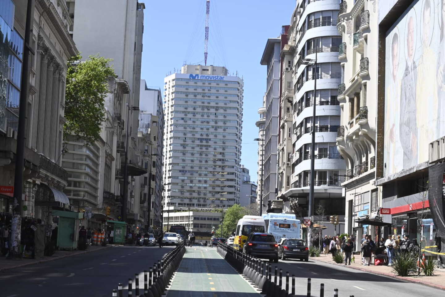Edificio del Centro de Montevideo en que se ubican las oficinas de Movistar.