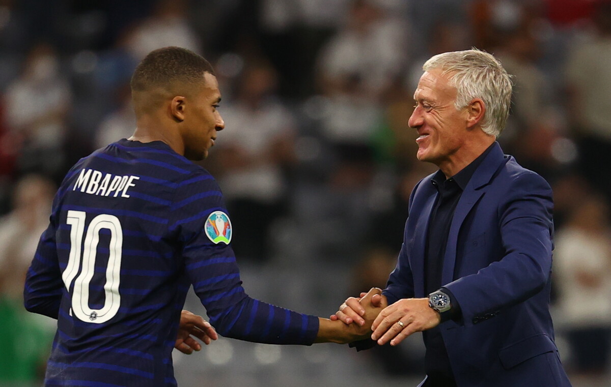 Kyilian Mbappé y Didier Deschamps en la selección francesa.