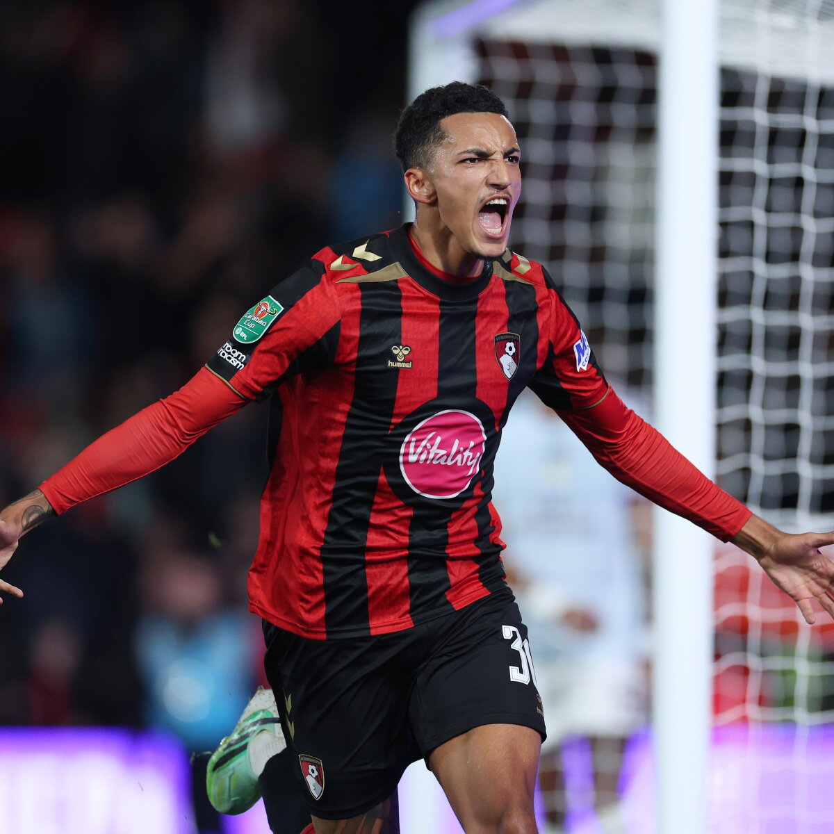 Álvaro Rodríguez selló la goleada del Bournemouth y jugará los cuartos de la Carabao Cup con Liverpool de Araújo