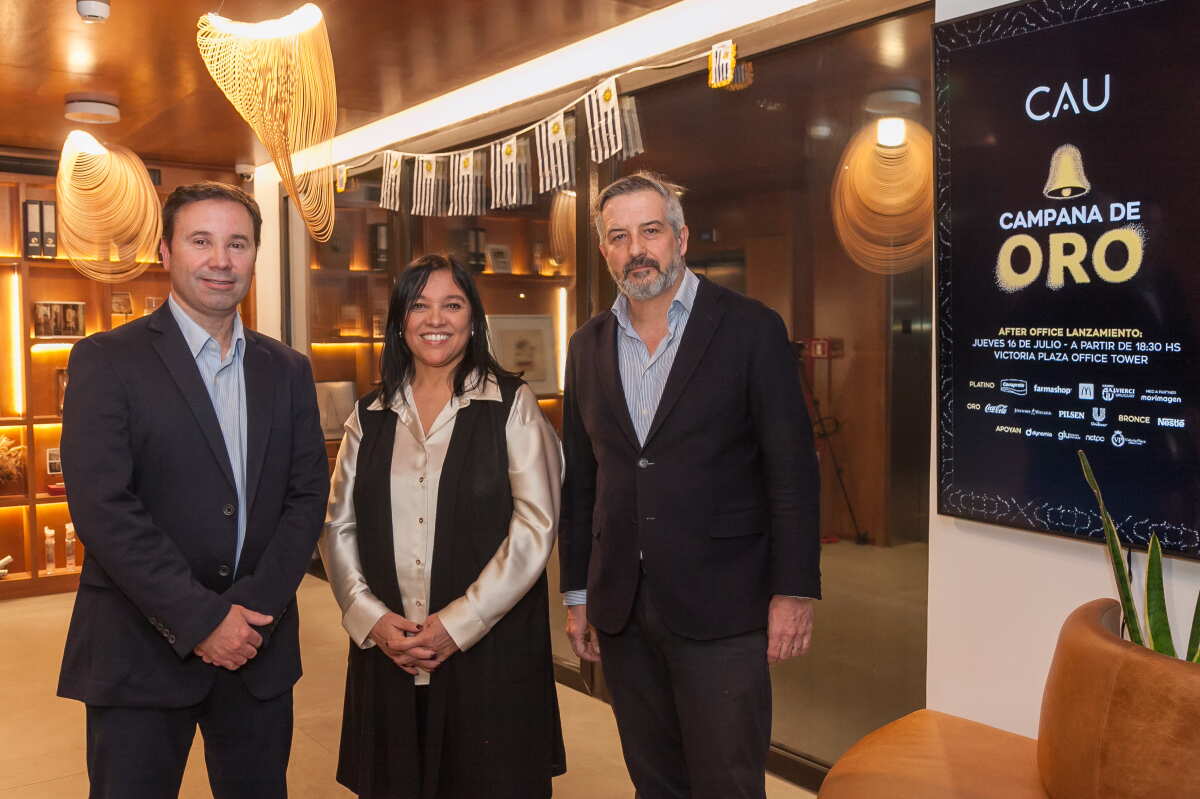 Martín Gómez, presidente del Jurado de Campana de Oro; Norma Bueno, gerenta general de CAU; y Federico Lamaison, presidente de CAU.