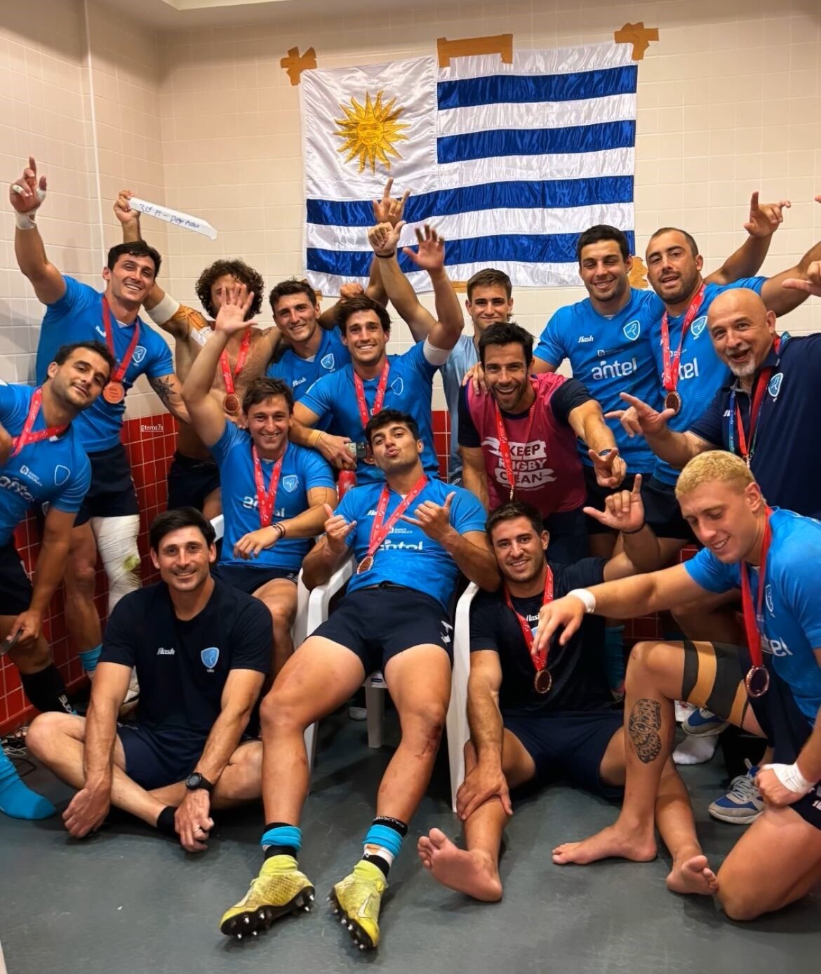 Los Teros celebrando la medalla de bronce en Dubai.