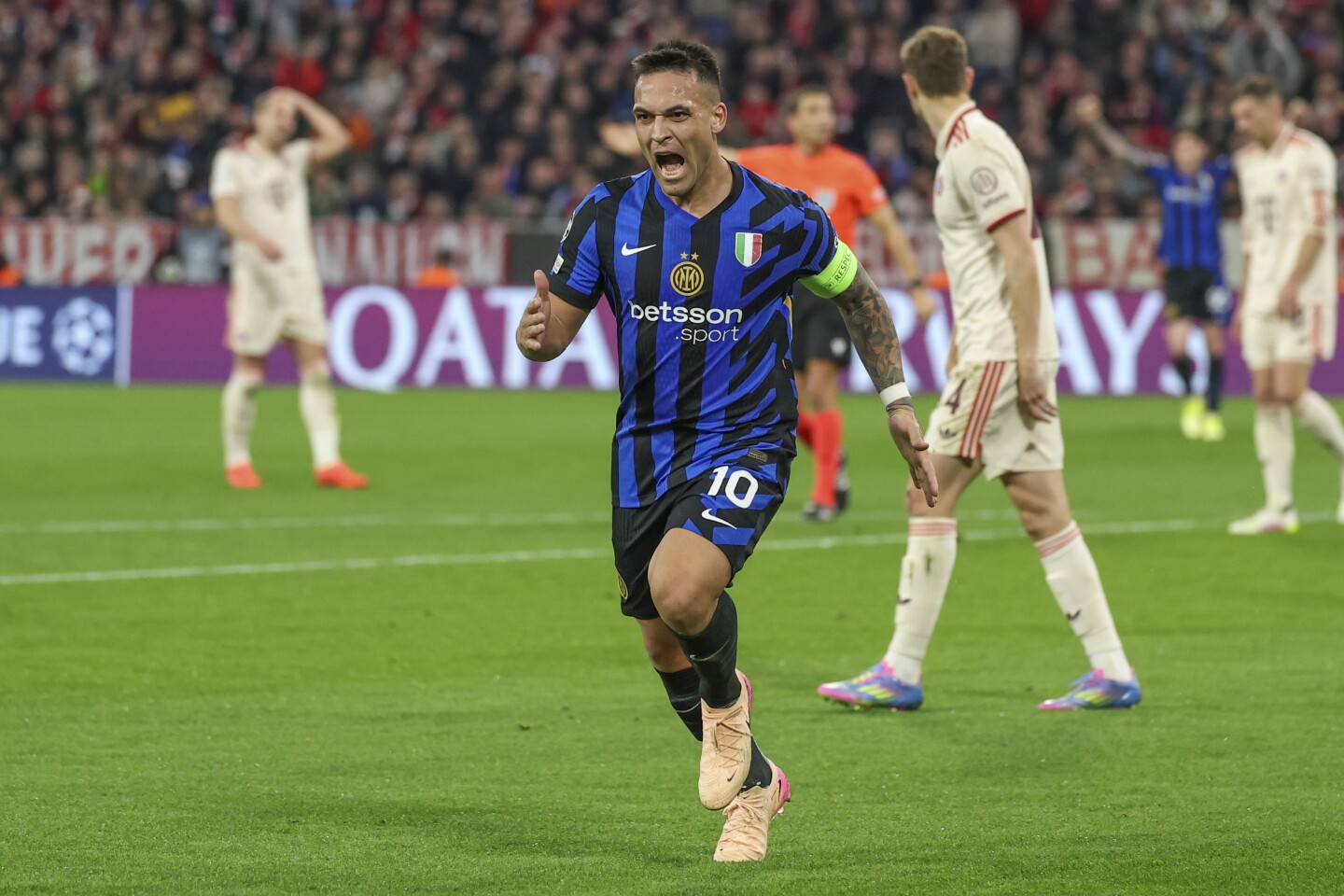 Lautaro Martínez festeja para Inter en el partido de ida por los cuartos de final de la Champions League ante Bayern Munich.