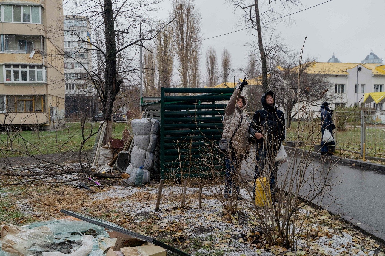 Ucranianos miran un edificio residencial dañado como resultado de un ataque con drones rusos en Kiev.