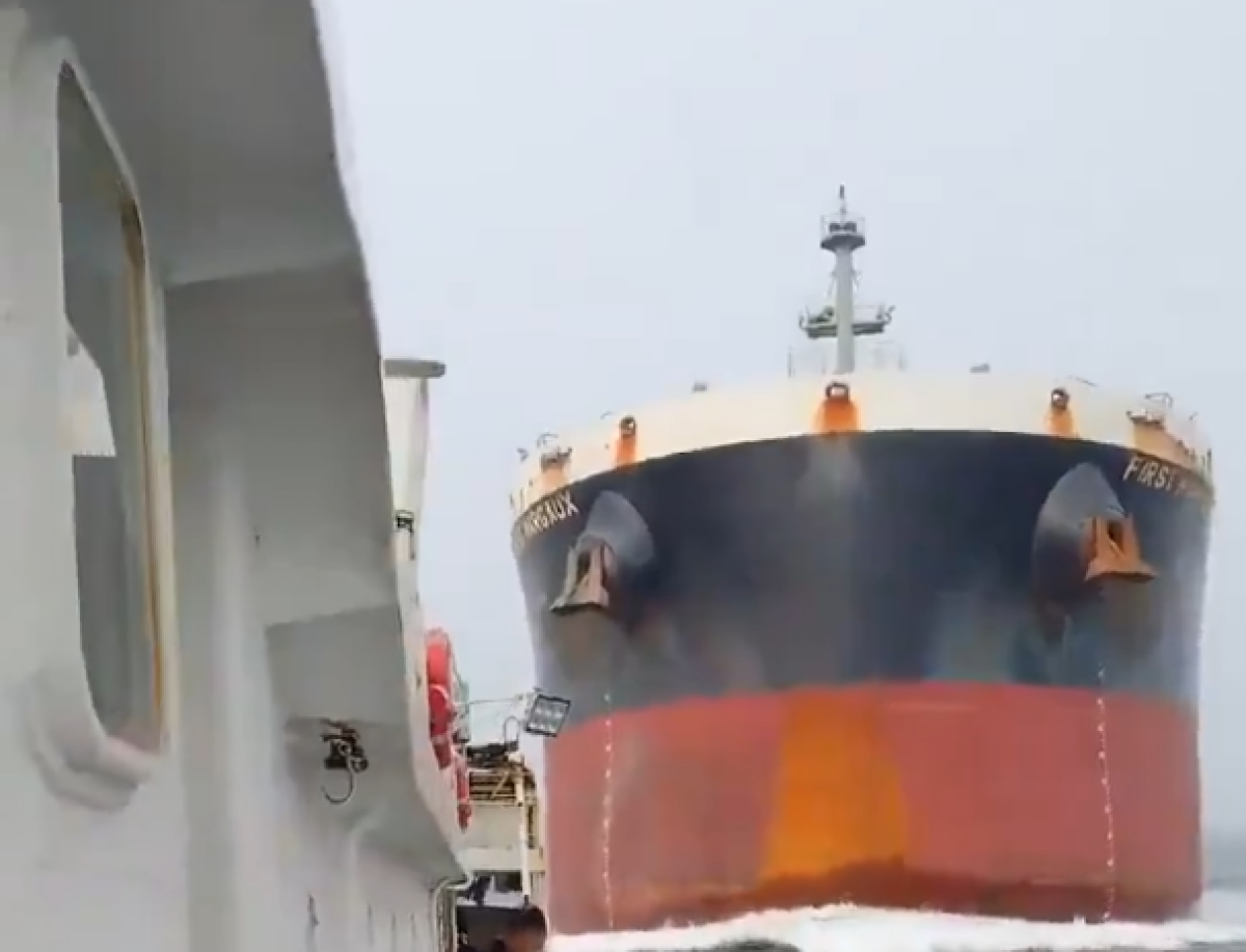 Impactante colisión en el estrecho de Singapur: un carguero embistió a un barco pesquero