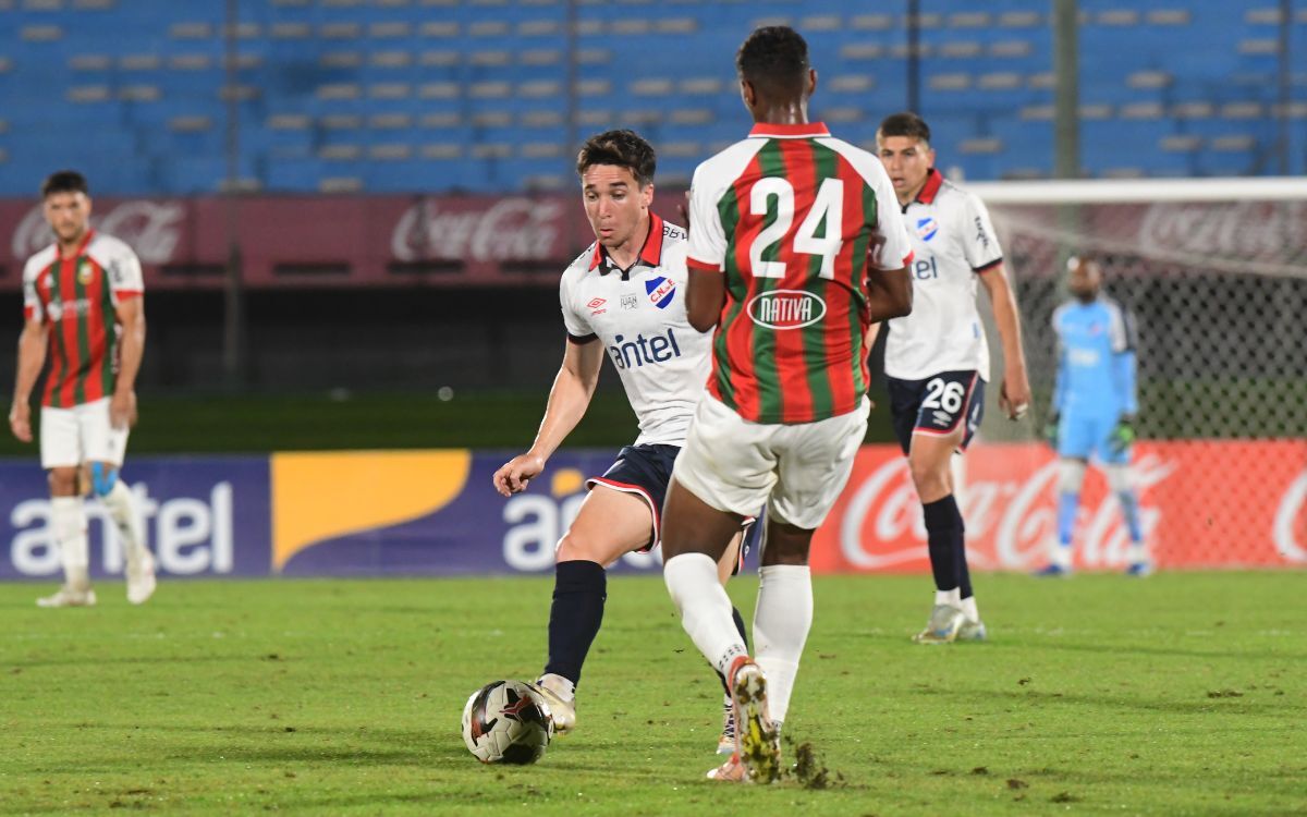 Mauricio Pereyra ante Marcos Montiel en el partido entre Nacional y Deportivo Maldonado.