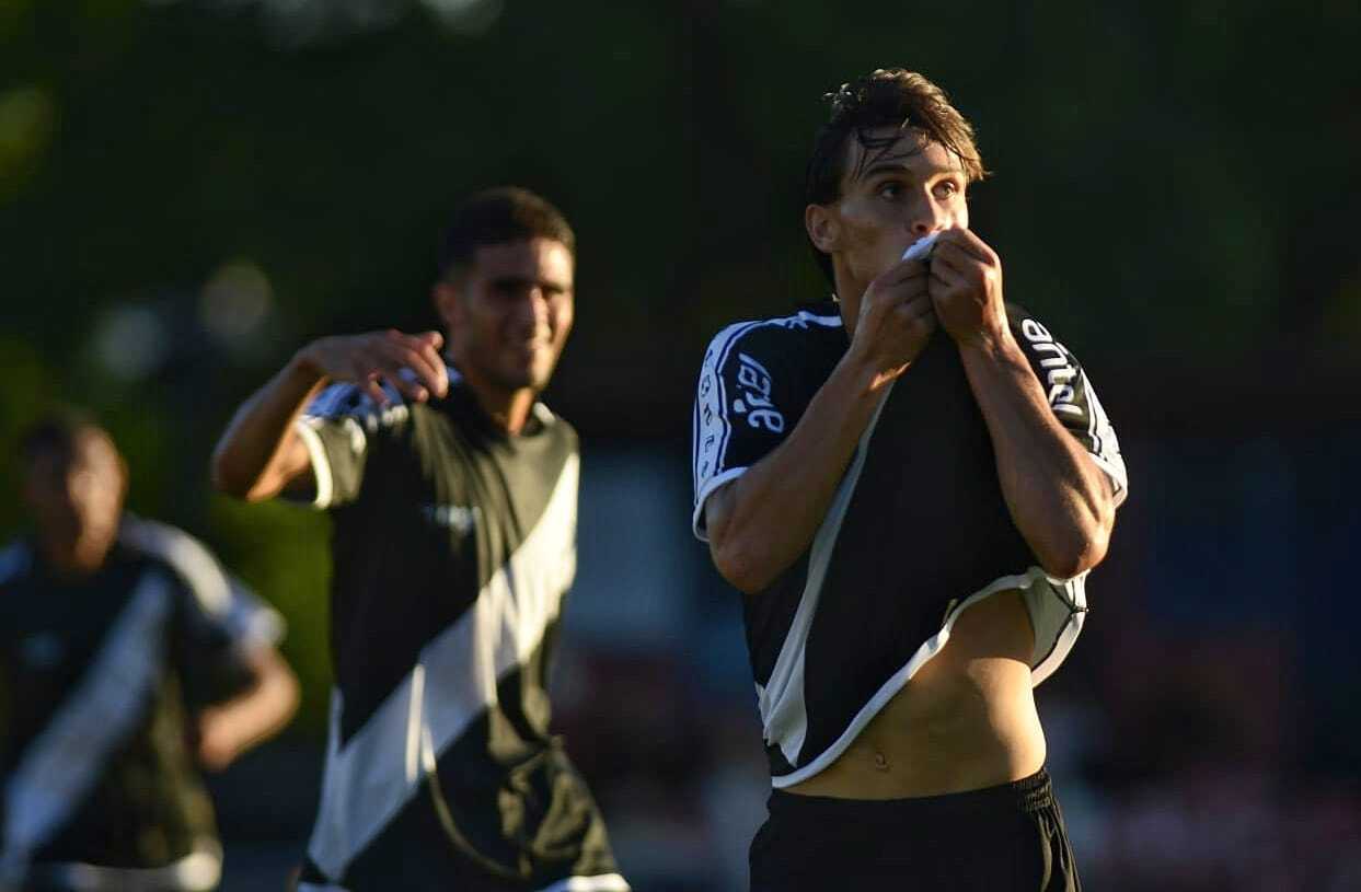El juvenil Ignacio Pintos festeja un gol con Danubio