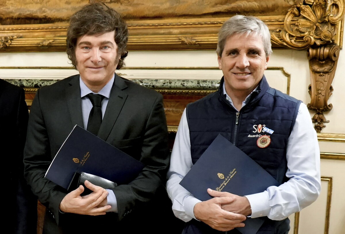 Javier Milei (izq.) y su ministro de Economía Luis Caputo posando en la Casa Rosada.