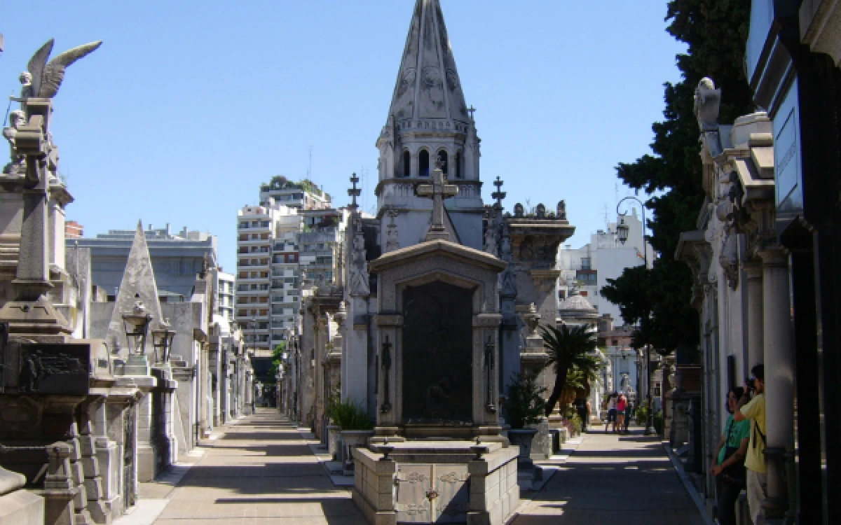 Descubrió por redes que el panteón de su familia en Recoleta será un local de comidas e inició un amparo