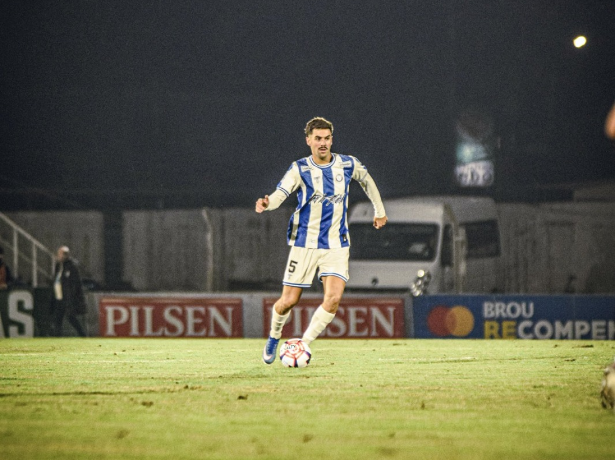 Santiago Marcel, de Cerro Largo, enfrentando a Cerro por el Torneo Intermedio.