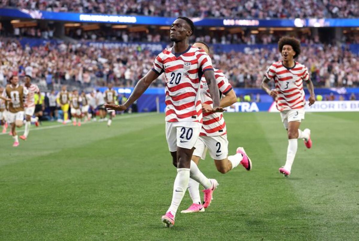 Folarin Balogun de la selección de Estados Unidos celebrando gol.