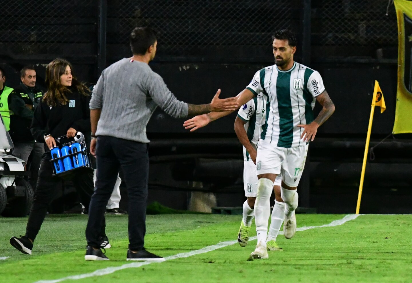 Martín Ferreira y el festejo con el técnico Cristian Chambian tras el gol en el partido entre Peñarol y Racing por la Liga AUF Uruguaya.