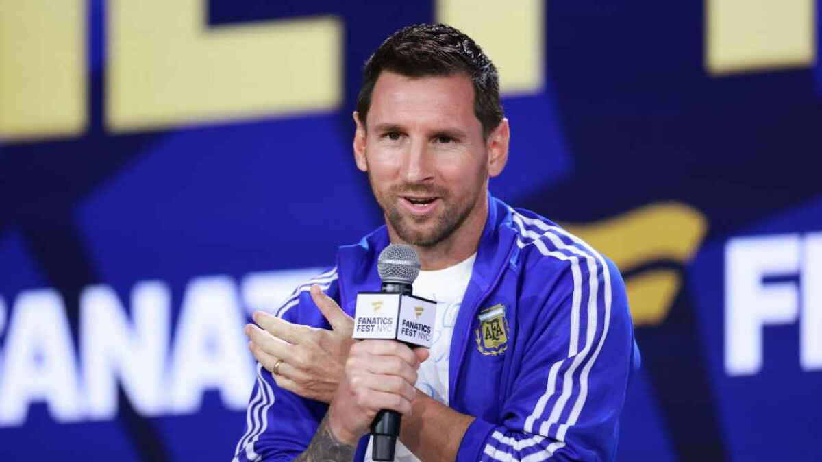 Lionel Messi habla al público en el Fanatics Fest.