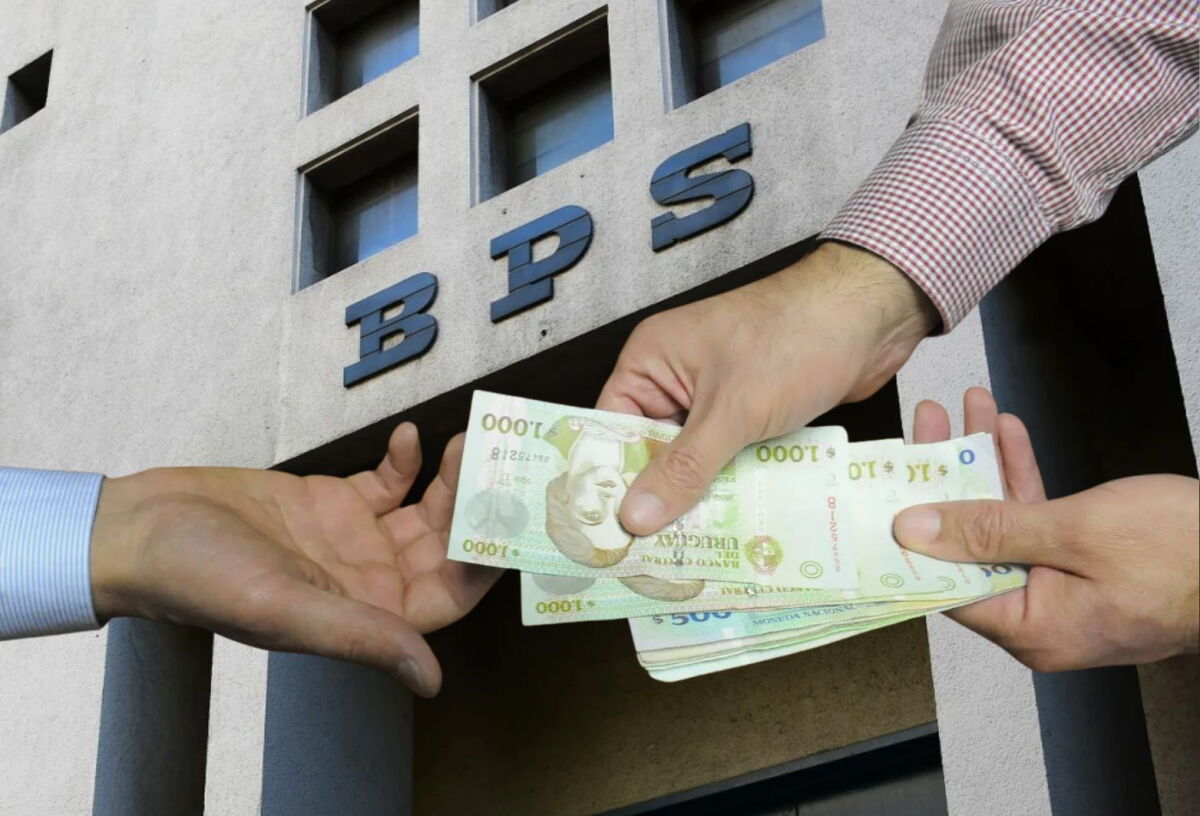 Pago de una prestación económica en billetes de pesos uruguayos con la imagen del Banco de Previsión Social (BPS) de fondo.