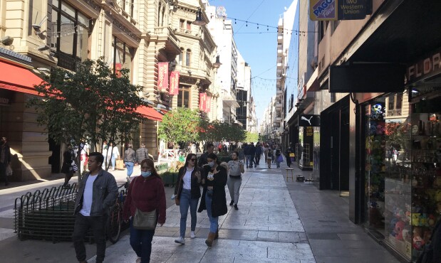 Peatones caminando por la calle Florida, en Buenos Aires. Foto: Nicolás Pereyra.