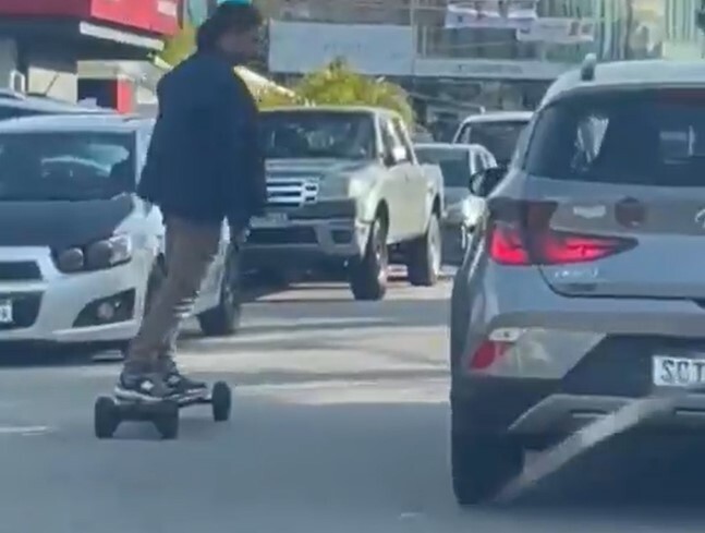 Luis Lacalle Pou andando en skate por las calles de Carrasco