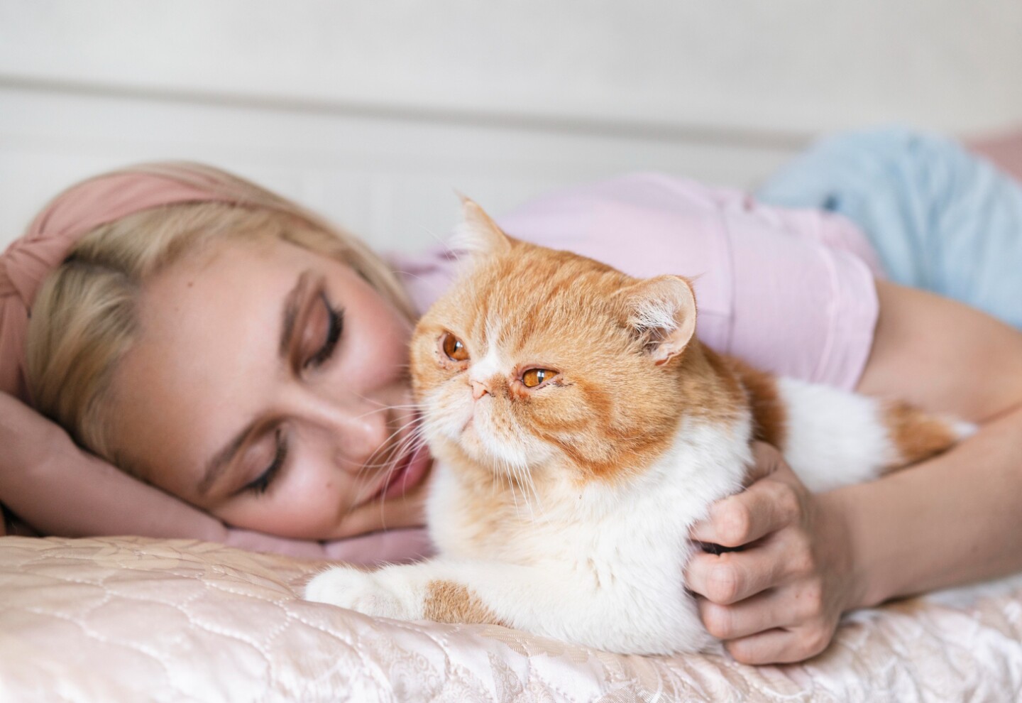 Dormir con el gato en la cama