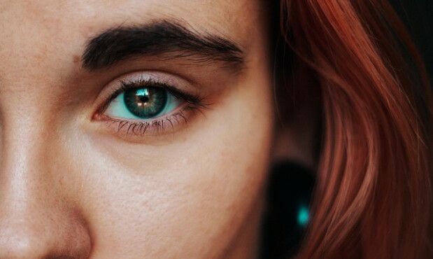 Mujer con ojeras.