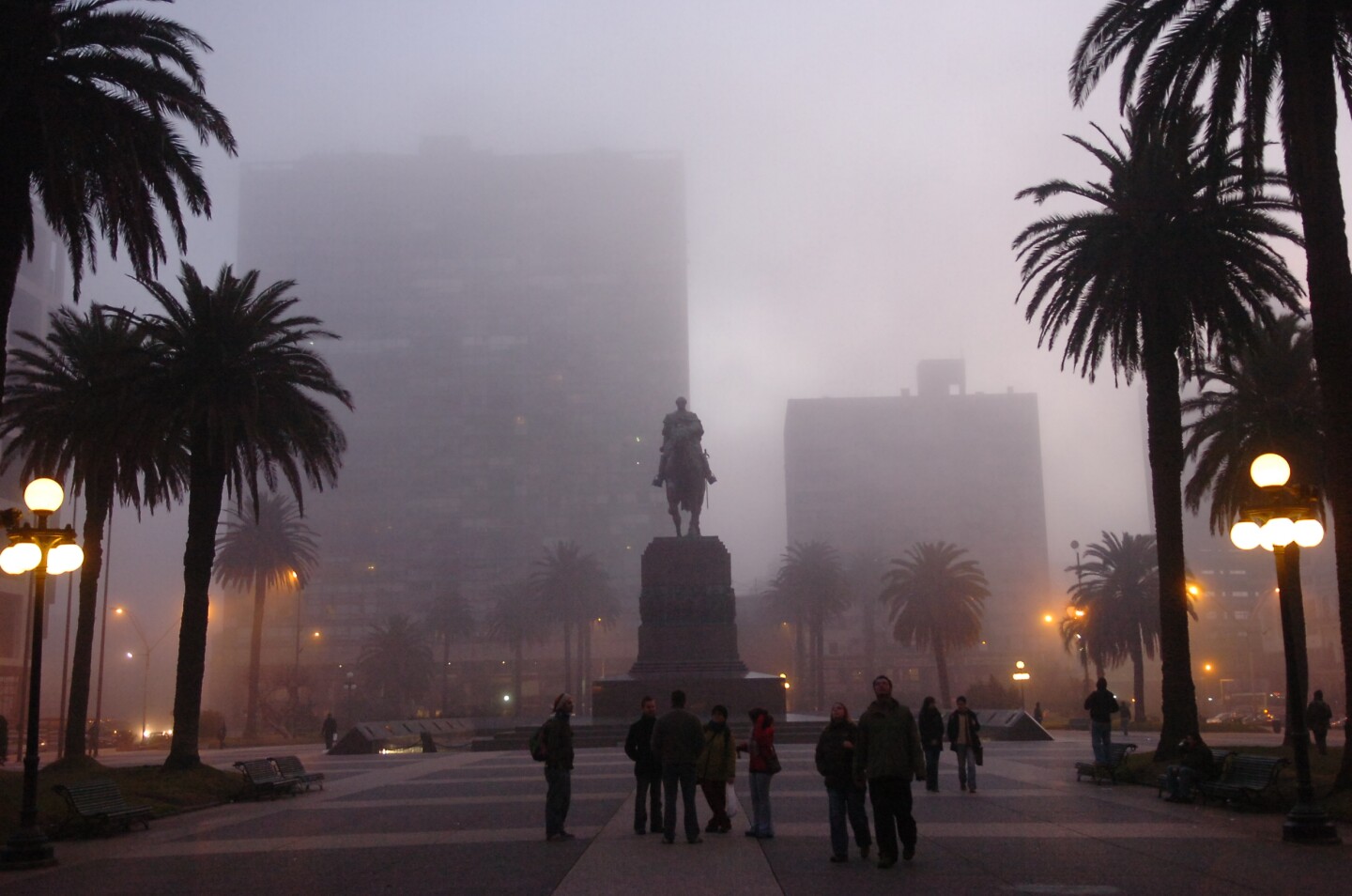 Día de niebla y frío en la Plaza Independencia, en Montevideo.